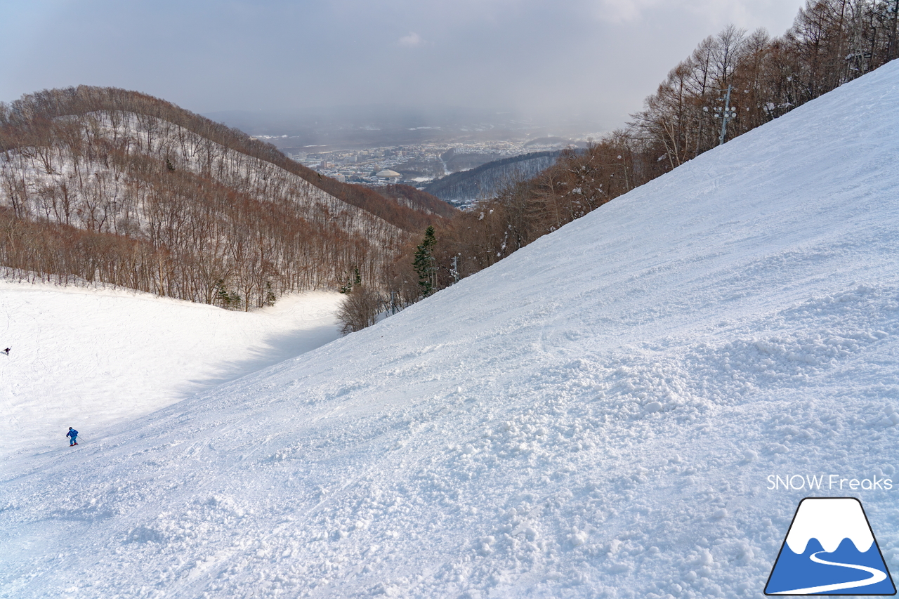 札幌藻岩山スキー場｜藻岩山の山頂に架かる『第2トリプルリフト』は、明日が今季の運行最終日…。ということで、いざ乗り納めにGo～(^^♪